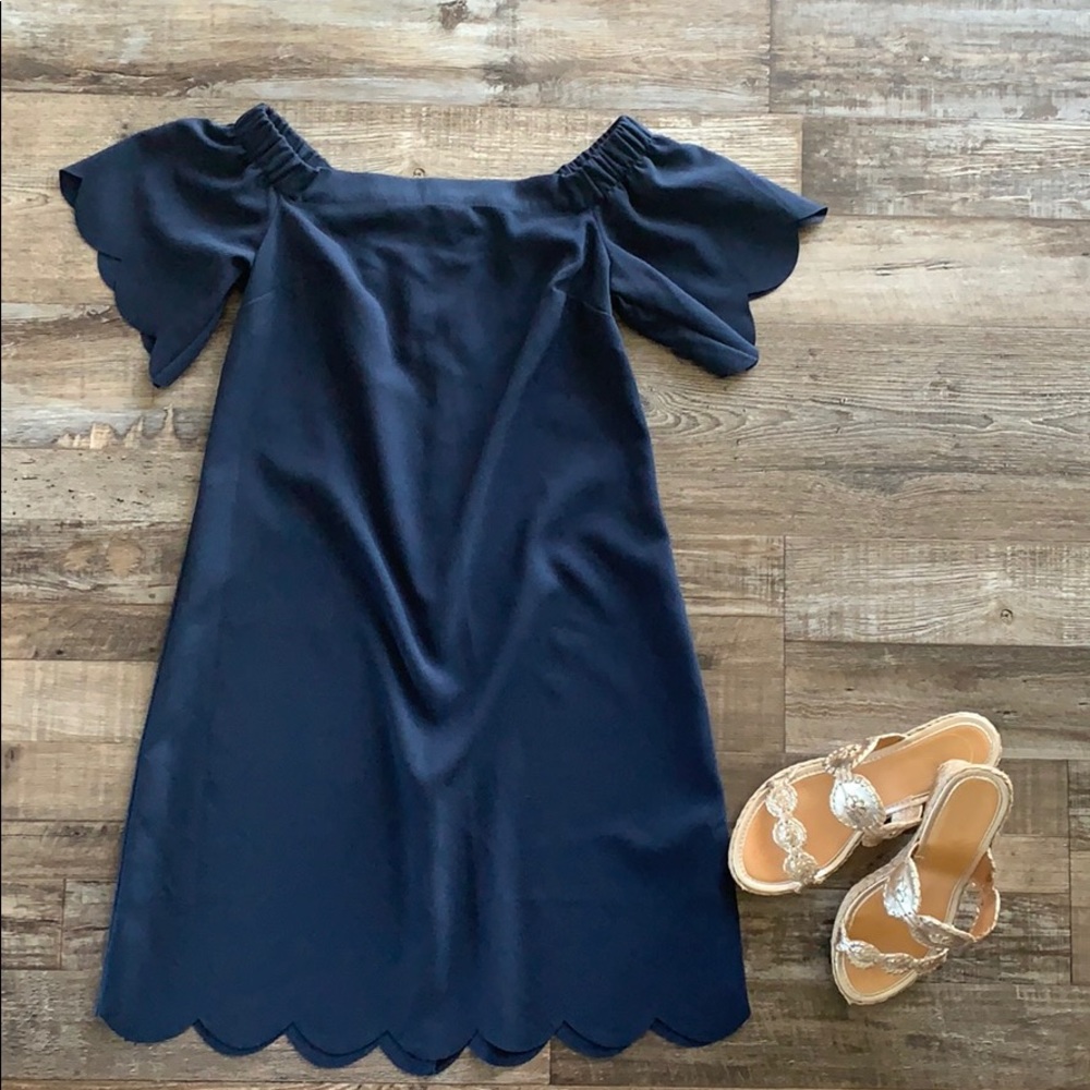 Banana Republic Scalloped dress💙